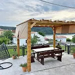 Apartment In Near Sandy