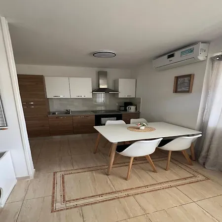 In Near Sandy شقة *